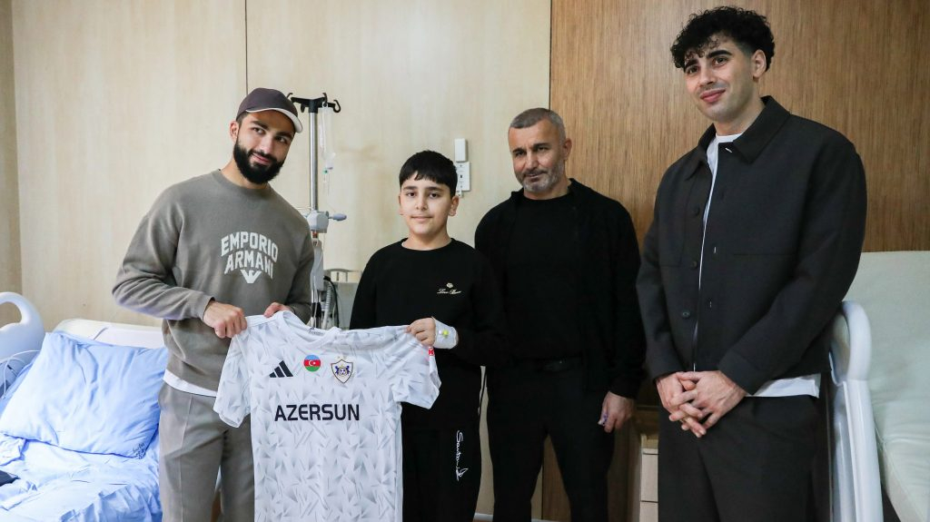 Qurban Qurbanov və futbolçularımız Onkologiya Mərkəzini ziyarət etdi