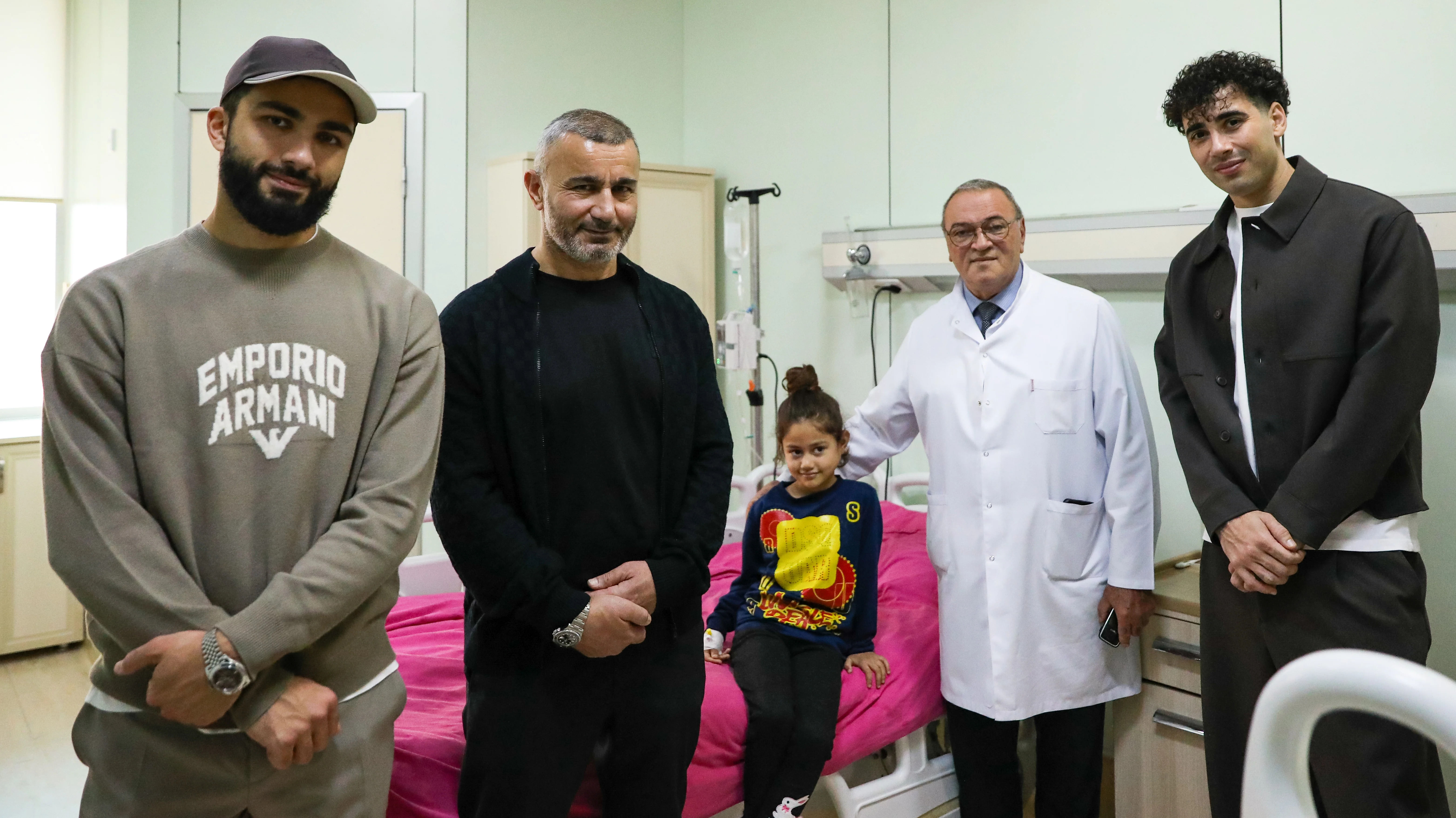 Qurban Qurbanov və futbolçularımız Onkologiya Mərkəzini ziyarət etdi
