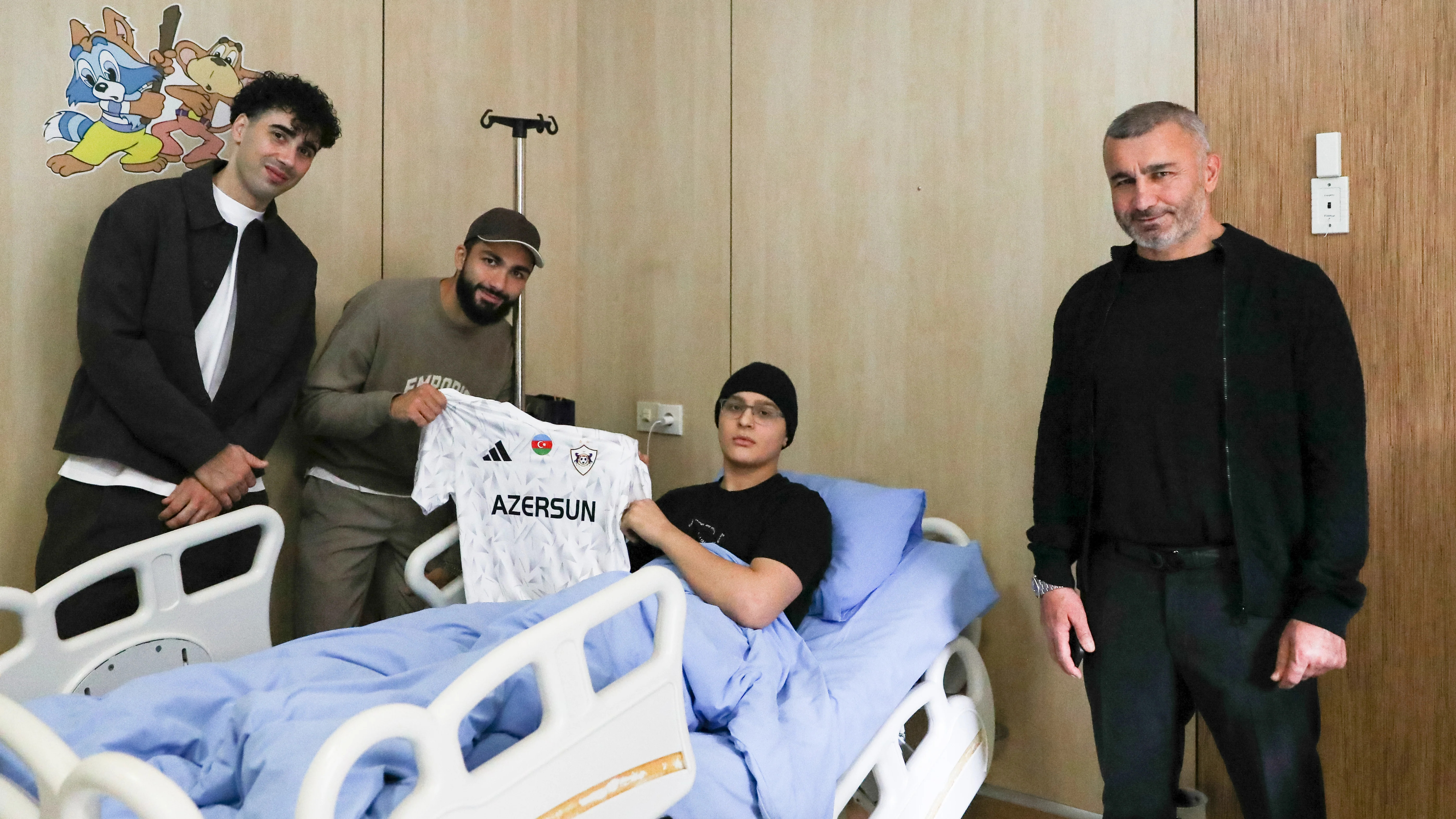 Qurban Qurbanov və futbolçularımız Onkologiya Mərkəzini ziyarət etdi