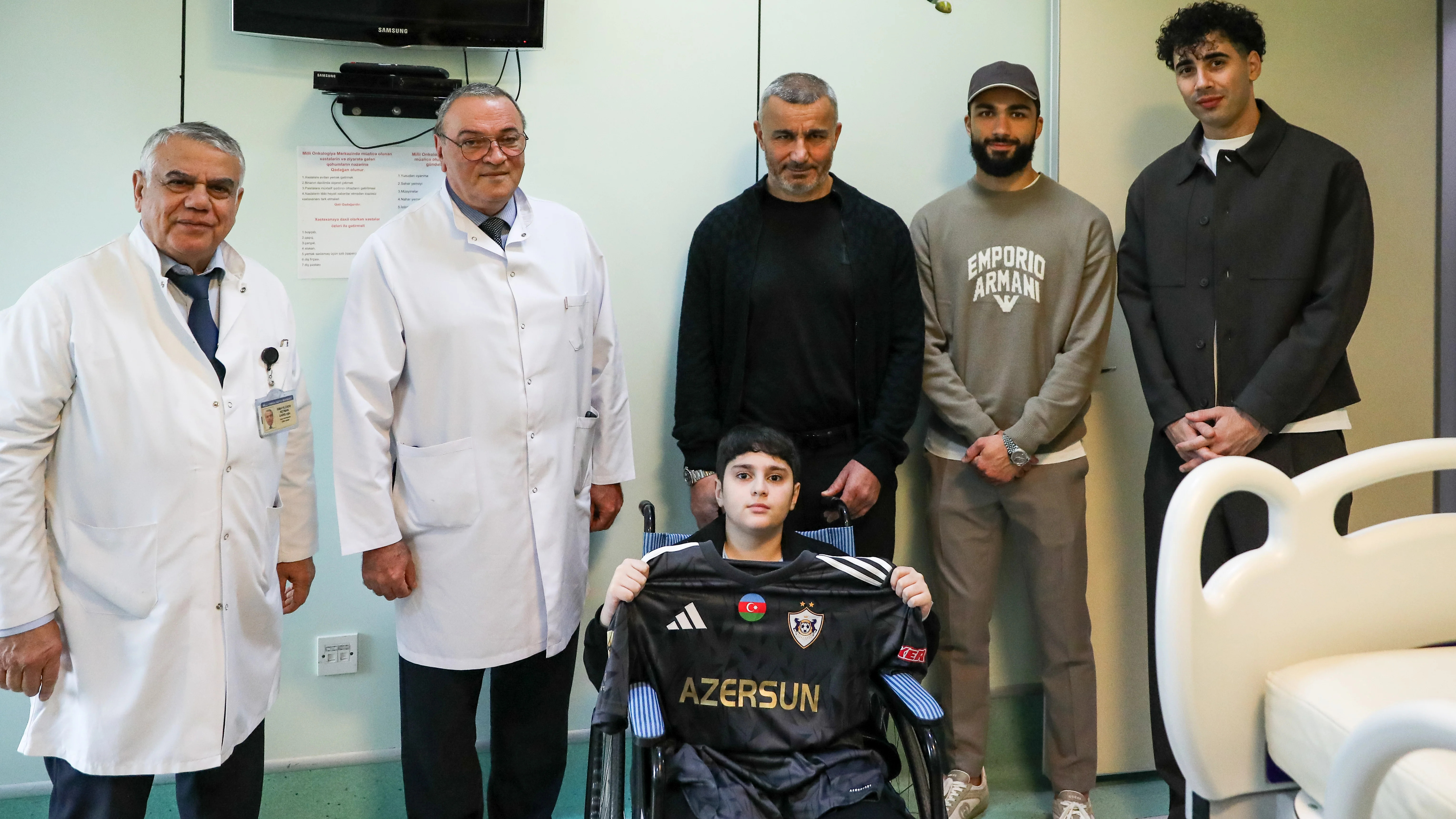 Qurban Qurbanov və futbolçularımız Onkologiya Mərkəzini ziyarət etdi