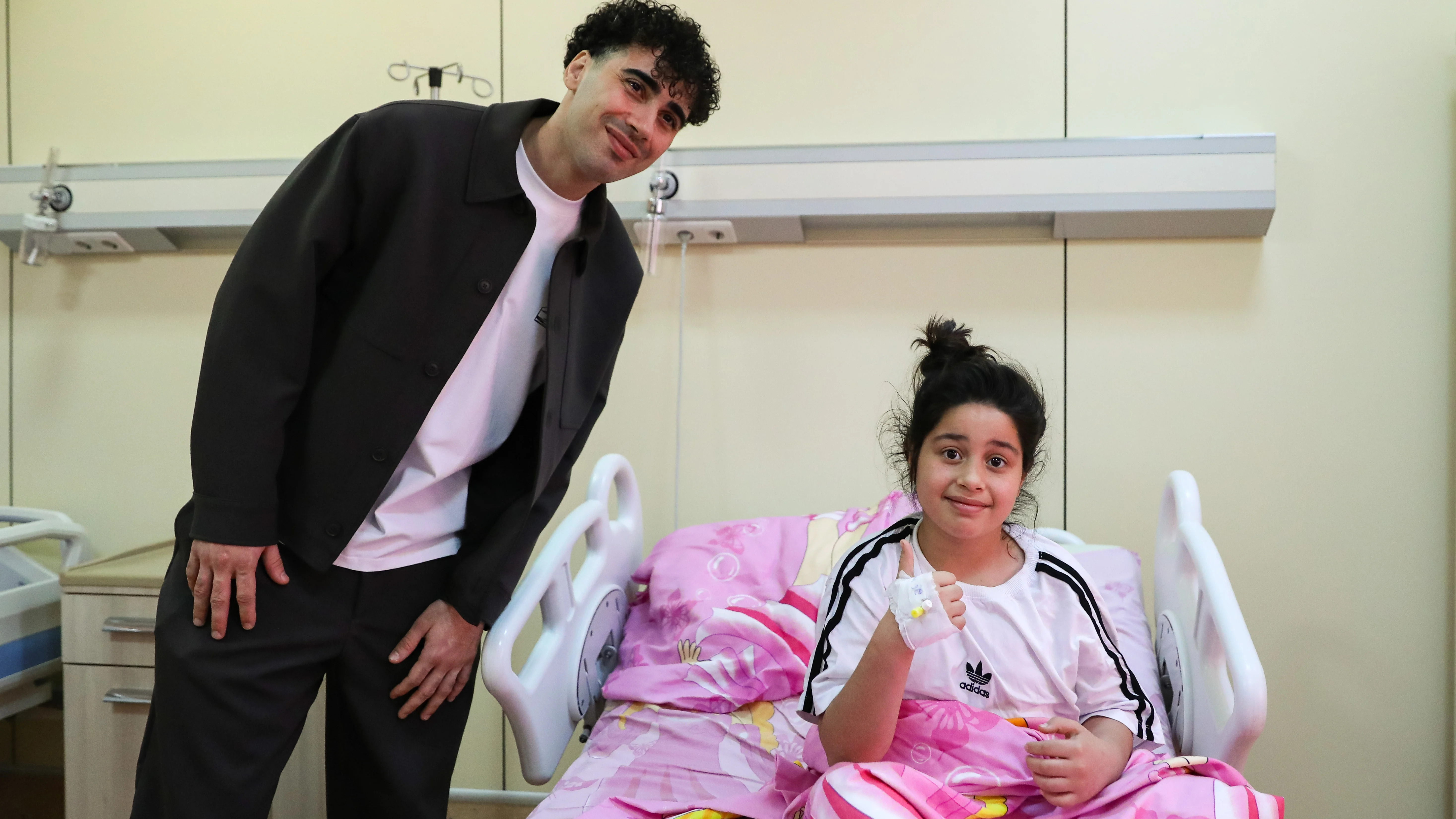 Qurban Qurbanov və futbolçularımız Onkologiya Mərkəzini ziyarət etdi